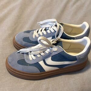 Steve Madden Sneakers Woman Sz10 Blue and White